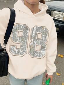SHEIN Leap Crew 少女休闲连帽加厚卫衣，饰有数字 80、迷彩和枯叶印花，学院风、都市漫步、街头风格，适合秋冬季节穿着。Y2K 棉质青少年尺码卫衣，98 Y2K 风格宽松卫衣。 - 米色 - 查看 3