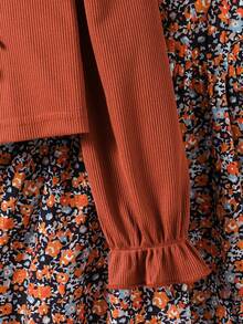 SHEIN Set de 2 piezas: Chaqueta de punto acanalado informal para niñas pequeñas con decoración de lazo y vestido de tirantes minimalista estampado, adecuado para salidas de primavera/otoño