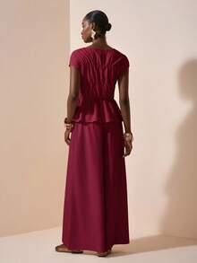 Zivah 2025 夏季新品音乐节和毕业典礼休闲学院风学生日常穿着基本百搭度假海滩日光浴街头装杏色纹理面料褶皱圆领短袖上衣，荷叶边下摆和阔腿裤 2 件套 - 酒紅色 - 查看 2