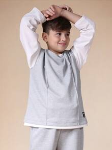 Conjunto SUMWON para meninos adolescentes, composto por moletom cinza claro e calça jogger, com detalhes em branco contrastante nas mangas e no capuz, ideal para conforto casual no dia a dia e em férias. - Cinza - Ver 6
