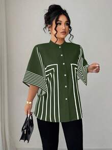 Elenzga Kooky Elegance 系列（Woe Is Me Vibes）（星期三美学）加大码立领几何线条黑白数码印花不对称中袖开襟修身百搭办公室女士约会衬衫 - 軍綠色 - 查看 3