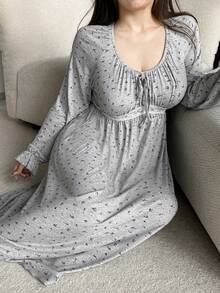 Dazy Plus 大码女式花卉撞色蕾丝长款睡裙，喇叭袖设计，优雅百搭，适合春秋季和秋冬季穿着。