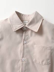 SHEIN Koszula chłopięca z długim rękawem, w jednolitym kolorze, z delikatnym małym logo, pasująca do spodni codziennych, odpowiednia do noszenia na co dzień, w podróży, na spotkaniach towarzyskich, na święta i do szkoły, uniwersalna koszula na wiosnę i jesień. - Kolor khaki - Zobacz 3