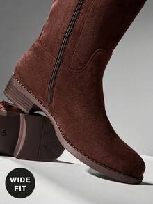 SHUZIA 女式宽筒日常休闲舒适圆头粗跟仿麂皮及膝靴，带金属装饰 - 棕色 - 查看 7