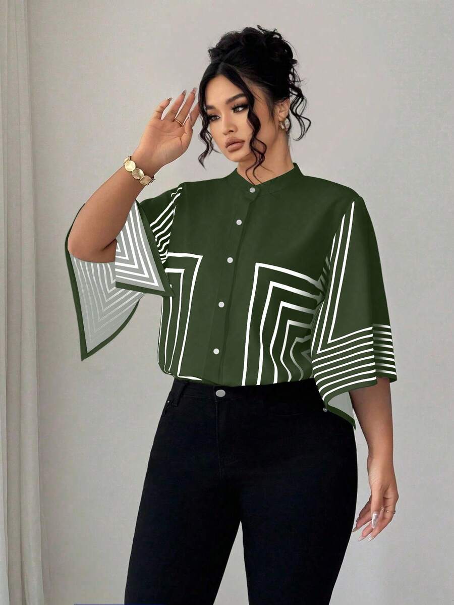 Elenzga Kooky Elegance 系列（Woe Is Me Vibes）（星期三美学）加大码立领几何线条黑白数码印花不对称中袖开襟修身百搭办公室女士约会衬衫 - 軍綠色 - 查看 1