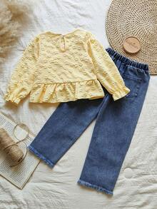 Vintaside Kids مجموعة بنطلون جينز مزين بزهور ثلاثية الأبعاد ولباس علوي كم طويل بطبعة جاكار وفيونكة لطفلة صغيرة بطراز ريفي، مناسبة للخروجات العادية في فصل الخريف - أصفر - مشاهدة 2