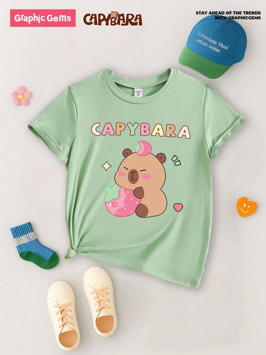 GraphicGems 女童绿色圆领短袖T恤，带有卡通水豚吃草莓的图案