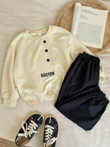 2 件套年轻男童休闲个性化下摆拼布圆领运动衫和裤子套装，适合返校、生日、迎婴派对、节日派对、秋冬季