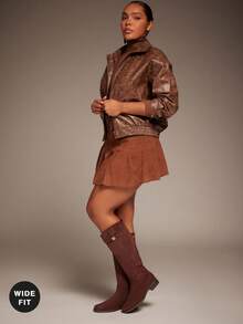 SHUZIA 女式宽筒日常休闲舒适圆头粗跟仿麂皮及膝靴，带金属装饰 - 棕色 - 查看 4