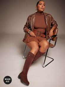 SHUZIA 女式宽筒日常休闲舒适圆头粗跟仿麂皮及膝靴，带金属装饰 - 棕色 - 查看 3