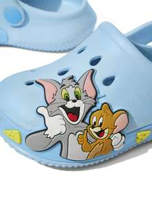 TOM & JERRY X SHEIN Dép đi trong nhà hình mèo hoạt hình dễ thương màu xanh dương cho bé trai, thoáng khí và nhanh khô, chất liệu EVA nhẹ và bền, phù hợp cho cả nam và nữ, thích hợp mang ở nhà, phòng tắm, sân chơi, hồ bơi, bãi biển và các nơi khác, cả trong nhà và ngoài trời. - Màu xanh nhạt - Xem 2