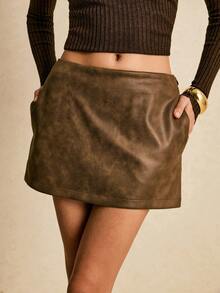Poéselle Saia-Shorts Suedette Mini Feminina - Com Bolsos, Marrom Oliva, Cintura Alta, Estilo A-Line, Efeito Couro com Shorts Embutidos, Saia-Shorts Mini Marrom Suedette Feminina, Couro Vegano Cintura Alta Estilo A Line, Ideias de Saia-Shorts Mini para Cápsula de Outono, Estilo de Luxo Discreto, Saia-Shorts Mini Feminina Cor Sólida Casual, Saia-Shorts Feminina Brilhante para Ano Novo - Caqui - Visão 4