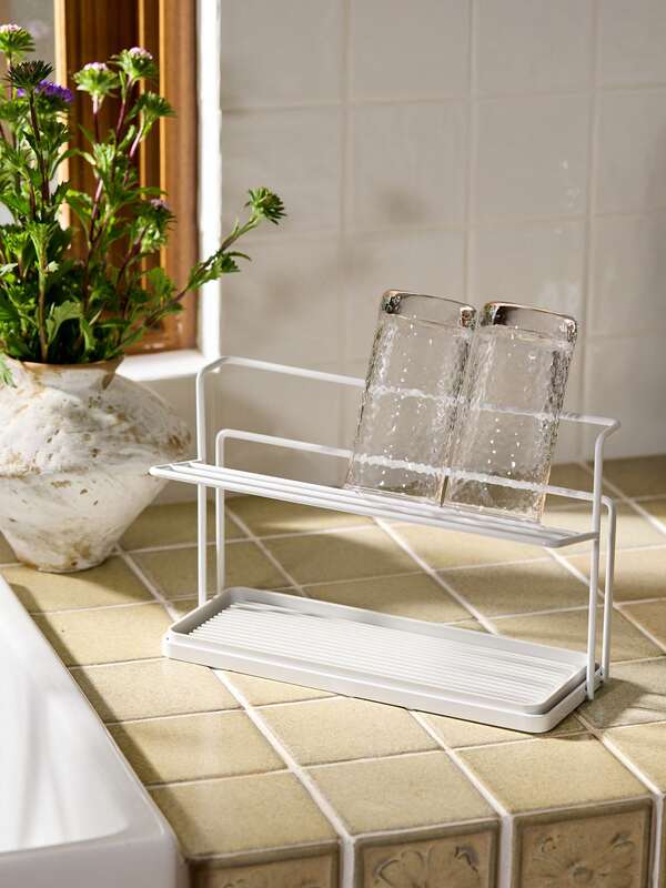 Cirelle 1 حامل أكواب معدني من طبقتين مع صينية للتنقيط | منظم لأطباق مدمج وموفر للمساحة للأكواب والزجاجات وأكواب الأطفال | رف معدني أبيض للمطبخ للمكتب أو سطح المنضدة