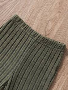 SHEIN Conjunto de 2 piezas de sudadera corta con capucha acanalada y pantalón de campana para niñas jóvenes, conjunto cómodo con diseño acanalado, opciones de varios colores, adecuado para múltiples ocasiones - Verde militar - Ver 3