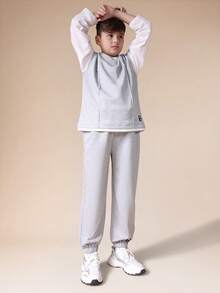 Conjunto SUMWON para meninos adolescentes, composto por moletom cinza claro e calça jogger, com detalhes em branco contrastante nas mangas e no capuz, ideal para conforto casual no dia a dia e em férias. - Cinza - Ver 1