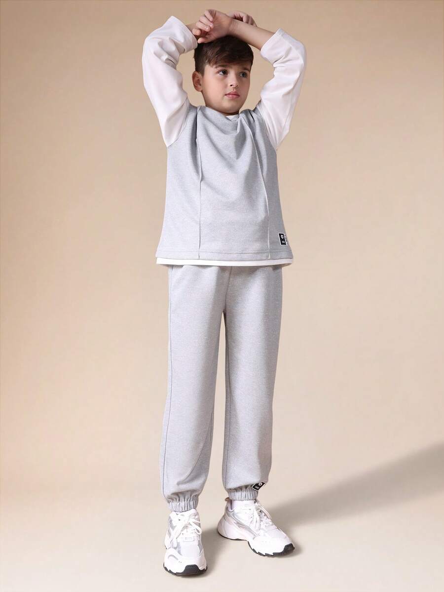 Conjunto SUMWON para meninos adolescentes, composto por moletom cinza claro e calça jogger, com detalhes em branco contrastante nas mangas e no capuz, ideal para conforto casual no dia a dia e em férias. - Cinza - Ver 1