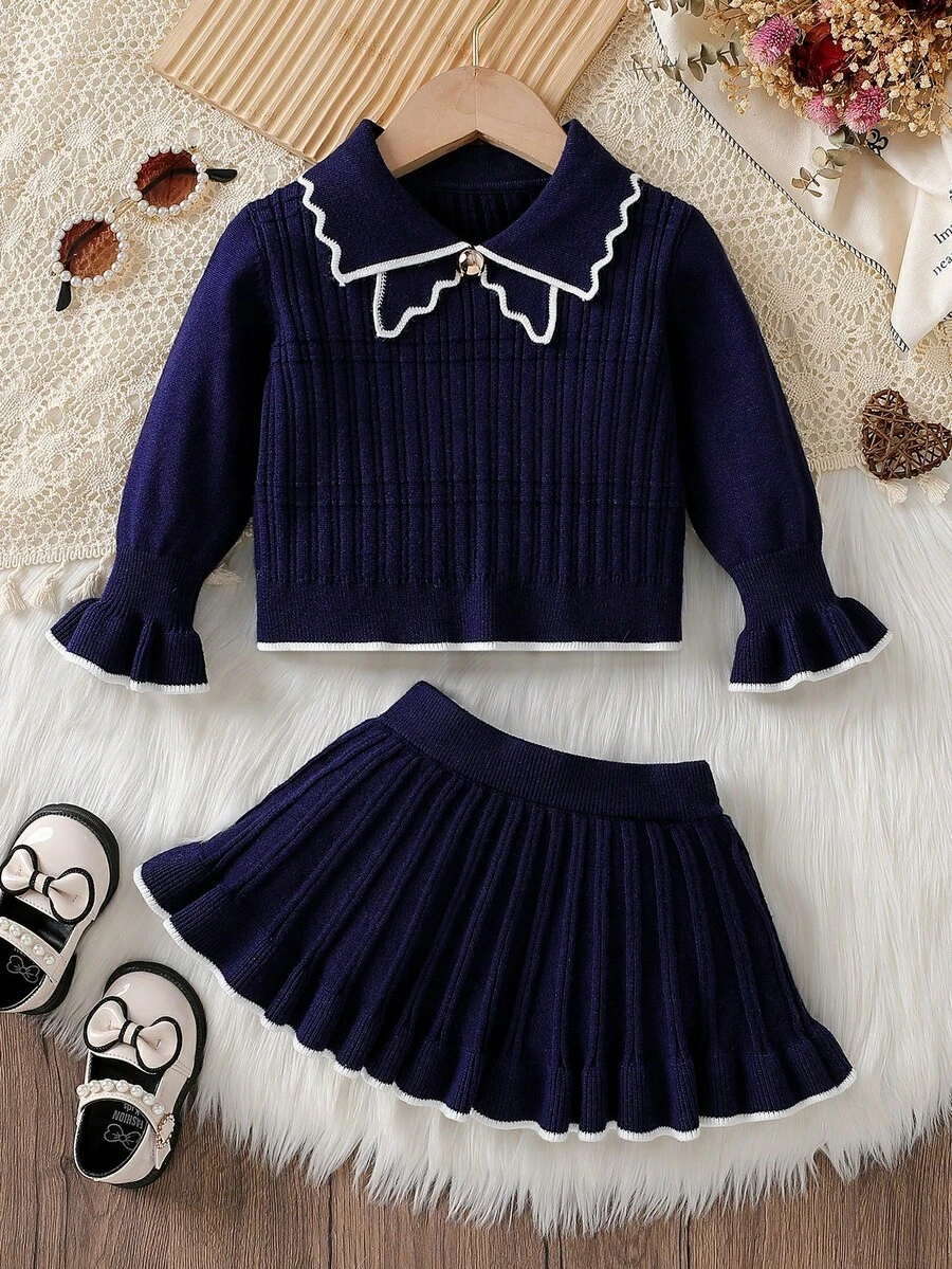 Ensemble pull et jupe pour bébé fille, à la mode automne-hiver 2025. Pull en tricot bleu marine à manches longues + jupe, avec col en dentelle et nœud papillon. Silhouette ample et confortable, parfait pour un look décontracté chic. Facile à assortir avec des collants ou des bottines. Idéal pour le quotidien et les sorties. - Bleu marine - Voir 1
