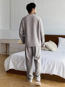 DAZY 男士純色紋理V領上衣與長褲套裝居家服，秋冬睡衣 - 灰色 - 查看 2