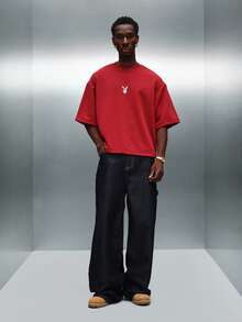 PLAYBOY X SUMWON Camiseta ajustada con logo de conejo y diseño gráfico de texto "Members Only" - Rosa Roja - Ver 3