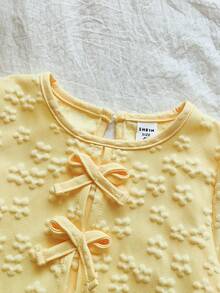 Vintaside Kids مجموعة بنطلون جينز مزين بزهور ثلاثية الأبعاد ولباس علوي كم طويل بطبعة جاكار وفيونكة لطفلة صغيرة بطراز ريفي، مناسبة للخروجات العادية في فصل الخريف - أصفر - مشاهدة 5