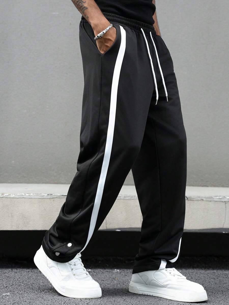 Manfinity Campus Court 年轻时尚的男士运动裤，弹性腰带，宽松条纹运动裤，黑白阔腿侧条纹健身裤，街头风运动裤 - 黑色 - 查看 1
