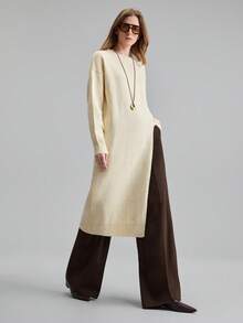 Ontre Vestido de Suéter Oversized de Gola Alta Macio e Confortável em Mistura de Malha com Fenda na Frente, Manga Longa Ajuste Relaxado, Acabamento Canelado, Versátil para Todas as Estações, Elegante Casual Urbano Negócios Transporte Moda Aeroporto de Alta Qualidade - Bege - Visão 4