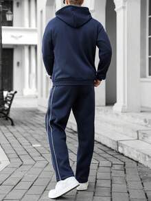 Manfinity Homme Bộ đồ thể thao nam thường ngày, áo nỉ và quần dài giữ nhiệt, thiết kế kẻ sọc phối màu, quà tặng kỷ niệm, bộ hai mảnh phong cách Ins, bộ đồ thể thao nam, bộ đồ đường phố, trang phục màu xanh hải quân, thích hợp cho sinh hoạt hàng ngày, những chuyến đi cuối tuần, hoạt động ngoài trời, du lịch, môi trường làm việc thoải mái hoặc các dịp bán trang trọng, quà tặng cho bạn trai/chồng, quà kỷ niệm, quà Giáng sinh, mùa đông. - Màu xanh hải quân - Xem 2