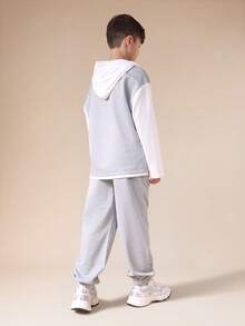 Conjunto SUMWON para meninos adolescentes, composto por moletom cinza claro e calça jogger, com detalhes em branco contrastante nas mangas e no capuz, ideal para conforto casual no dia a dia e em férias. - Cinza - Ver 2
