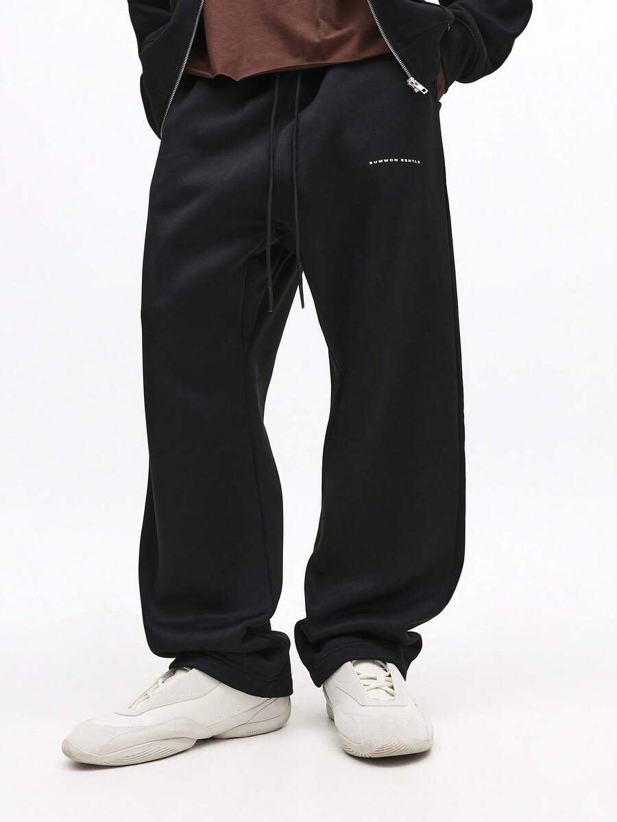 Spodnie dresowe SUMWON Essential Straight Leg Brush Back Fleece Jogger z ściągaczem w pasie i kieszeniami bocznymi zapewniające swobodny komfort, gładkie - Czarne - Zobacz 1