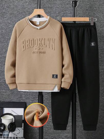 SHEIN 2件套儿童青少年男童休闲字母3D压纹图案圆领套头衫和纯色针织裤套装，适合通勤、上学、休闲、旅行、运动，春夏秋冬四季皆宜，加厚抓绒面料。