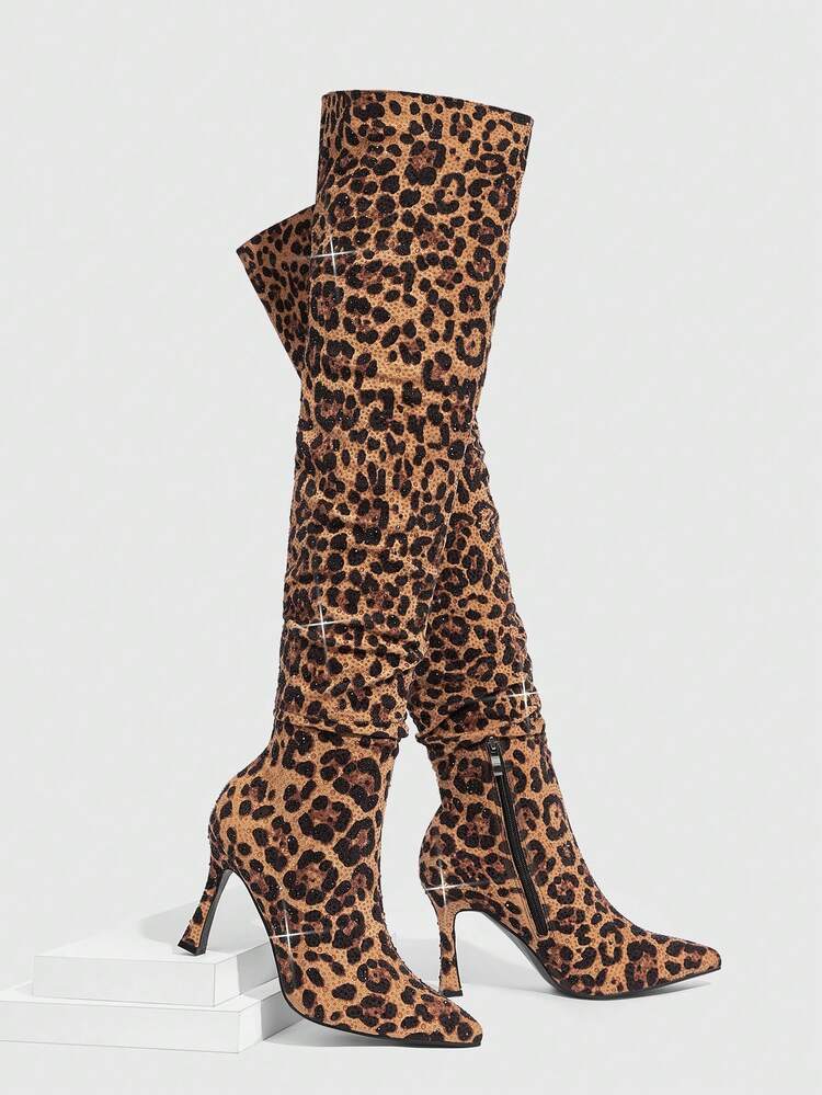 CUCCOO SZL Botas de salto alto fino e pontudo com estampa de leopardo marrom e cheias de strass, com cano alto, sexy e glamoroso para apresentações, festas, baladas, mulheres com super salto alto acima do joelho