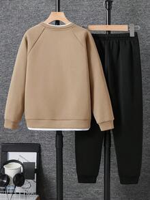 SHEIN 2件套儿童青少年男童休闲字母3D压纹图案圆领套头衫和纯色针织裤套装，适合通勤、上学、休闲、旅行、运动，春夏秋冬四季皆宜，加厚抓绒面料。 - 卡其色 - 查看 2