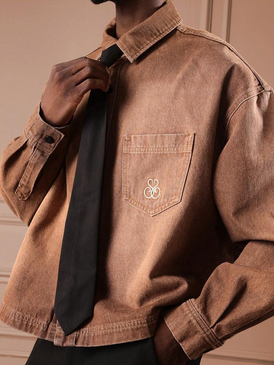 SUMWON Camisa vaquera de manga larga con botones y corbata desmontable, corte regular y diseño liso - Marrón - Ver 1