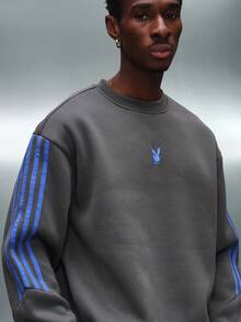 PLAYBOY X SUMWON 短款长袖侧边饰带圆领运动衫，背面印有文字，袖子有条纹细节 - 深灰色 - 查看 4