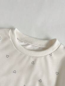 SHEIN Bộ đồ 2 mảnh cho bé gái, trẻ sơ sinh và trẻ nhỏ, màu kem be trắng, dễ thương, ngọt ngào, thời trang, kiểu dáng thường ngày, in hình trái tim nhỏ khắp người, gồm áo thun dài tay cổ tròn và quần jogger cạp chun, chất liệu mềm mại, thích hợp mặc hàng ngày, mặc nhà, đi học, mùa xuân, thu, đông. - Màu be - Xem 10