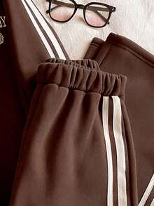 2 件套女童休闲简约 Polo 领运动衫套装，袖子和裤脚两侧有白色编织带，正面有刺绣图案，适合上学、郊游、散步 - 棕色 - 查看 3