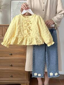 Vintaside Kids مجموعة بنطلون جينز مزين بزهور ثلاثية الأبعاد ولباس علوي كم طويل بطبعة جاكار وفيونكة لطفلة صغيرة بطراز ريفي، مناسبة للخروجات العادية في فصل الخريف - أصفر - مشاهدة 1