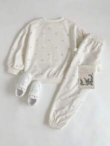 SHEIN Bộ đồ 2 mảnh cho bé gái, trẻ sơ sinh và trẻ nhỏ, màu kem be trắng, dễ thương, ngọt ngào, thời trang, kiểu dáng thường ngày, in hình trái tim nhỏ khắp người, gồm áo thun dài tay cổ tròn và quần jogger cạp chun, chất liệu mềm mại, thích hợp mặc hàng ngày, mặc nhà, đi học, mùa xuân, thu, đông. - Màu be - Xem 3