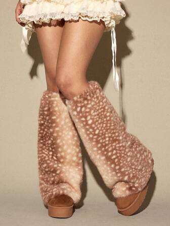 Fairycore زوج من الساقيات الفراء الملونة ذات طبعة الغزلان الجذابة والأنيقة من طراز Y2K، مناسبة للمدرسة والتسوق والسفر وغيرها. عنصر دافئ وأنيق للاستخدام في عيد الميلاد والخريف/الشتاء