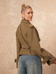 SHEIN Privé VITNOS 方扣腰带收腰修身卡其色短款风衣，秋季新款女式风衣，欧式风格，冬季休闲优雅，时尚秋季单品，适合周末度假、晚宴、秋冬工作场合，舒适易穿，今冬时尚之选，御寒风衣，新年、生日礼物，冬季奢华外套，适合约会、外出、夜生活、婚礼、假日、生日、工作和通勤等各种场合。 - 卡其色 - 查看 3