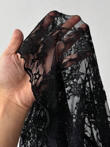 TRNVIE 黑色花卉蕾丝面料透明修身不对称下摆侧开衩短袖上衣，时尚、优雅、甜美、浪漫、性感、休闲、百搭，适合夏季女性