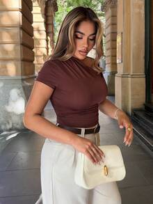 Maria Perezxox Blusa de verano versátil de hombro asimétrico y descubierto, elegante y casual, color marrón