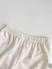 SHEIN Bộ đồ 2 mảnh cho bé gái, trẻ sơ sinh và trẻ nhỏ, màu kem be trắng, dễ thương, ngọt ngào, thời trang, kiểu dáng thường ngày, in hình trái tim nhỏ khắp người, gồm áo thun dài tay cổ tròn và quần jogger cạp chun, chất liệu mềm mại, thích hợp mặc hàng ngày, mặc nhà, đi học, mùa xuân, thu, đông. - Màu be - Xem 4