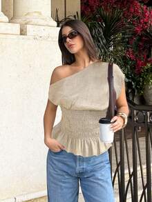 Siren Gaze Bluzka damska asymetryczna w jednolitym kolorze, lniana bluzka z odkrytymi ramionami, kolor naturalny, dopasowana bluzka z falbanką u dołu