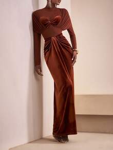 Zivah 2025秋冬季新年、情人节、派对、宴会、约会、生日派对、学院风、学生装、日常休闲、百搭基础款、休闲、邮轮旅行、时尚、优雅、通勤、商务休闲、简约风、圆领长袖、前片薄纱拼接、前片扭结、腰部褶皱、肩部披肩袖、棕色网纱天鹅绒荷叶边长款连衣裙、派对礼服、女士长款连衣裙 - 棕色 - 查看 2