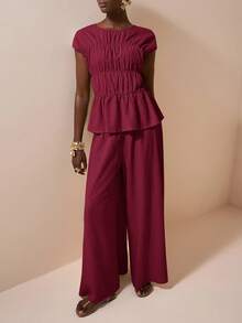 Zivah 2025 夏季新品音乐节和毕业典礼休闲学院风学生日常穿着基本百搭度假海滩日光浴街头装杏色纹理面料褶皱圆领短袖上衣，荷叶边下摆和阔腿裤 2 件套 - 酒紅色 - 查看 7