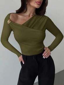 Firerie 女士新款不对称肩部长袖裹身褶皱腰部紧身白色T恤，饰有金属装饰，优雅日常通勤装扮，适合秋季、返校季、秋季女装、全白款式、机场穿搭、外出、度假、夏季海滩。 - 軍綠色 - 查看 3
