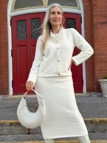 Vivie Lora Bộ 2 món áo khoác cardigan mềm mại màu trắng và chân váy dành cho nữ - trắng - Xem 2