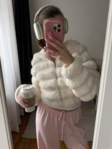 SHEIN EZwear 女士时尚纯色蓬松连帽短款夹克，适合秋冬季