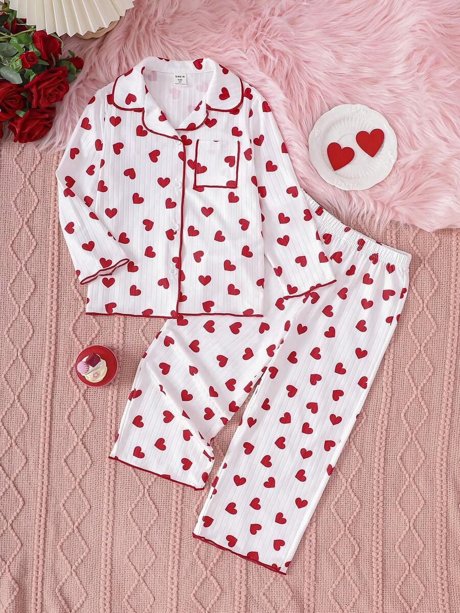 SHEIN Leap Crew 2 件套女童白色心形印花长袖睡衣套装儿童幼儿家居服睡衣可爱小女孩罗纹白色睡衣,带有红色心形图案和饰边舒适睡眠套装小女孩心形印花家居服柔软白色长袖睡衣上衣和裤子套装心形睡衣套装情人节婴儿服装婴儿睡衣套装红色心形儿童睡衣 - 紅白色 - 查看 1